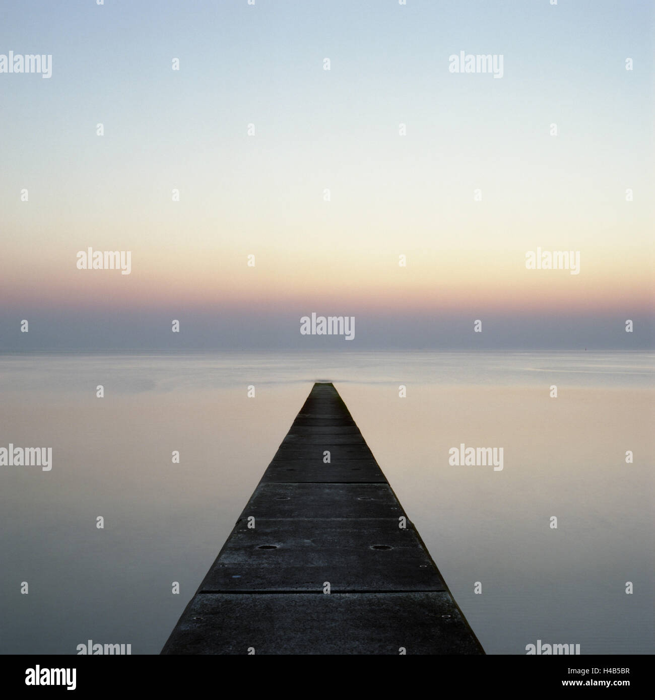 Deutschland, Niedersachsen, Insel Borkum, Nordsee, ruhig, Buhne, Beton, Abendstimmung, Stockfoto