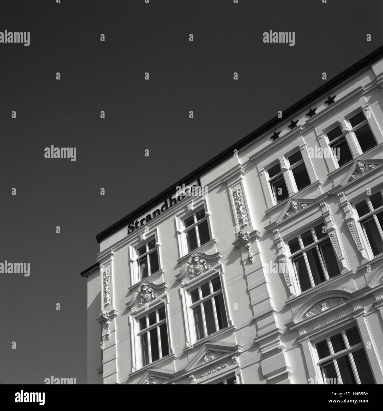 Deutschland, Niedersachsen, Insel Borkum, Strandhotel, Fassade, Detail, s/w, Stockfoto