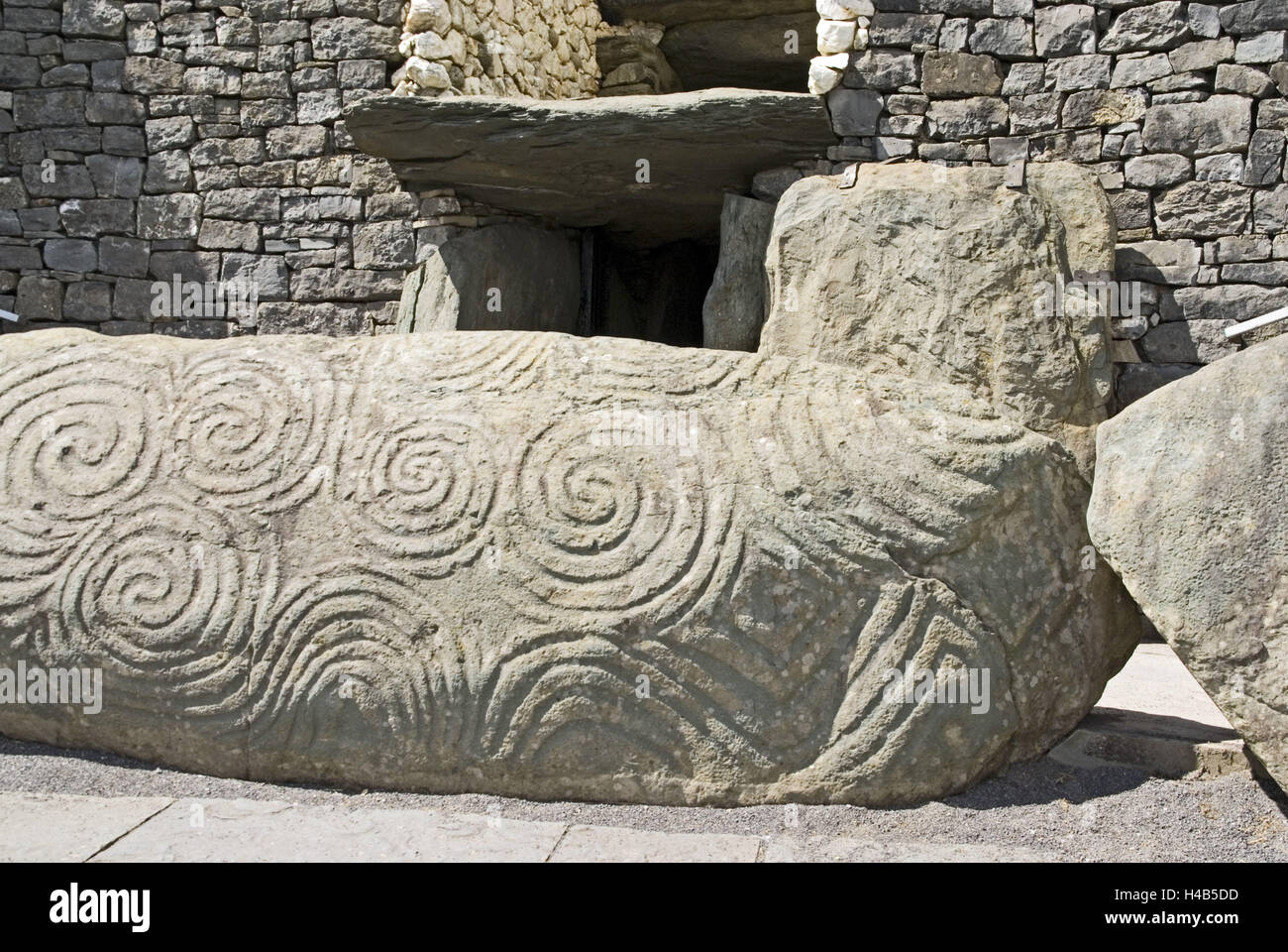 Newgrange, Leinster, Meath, Irland, Newgrange, megalithische Anlage gehen Gräber, Eingang, Megalith "K1", Spiral-Probe, Stockfoto