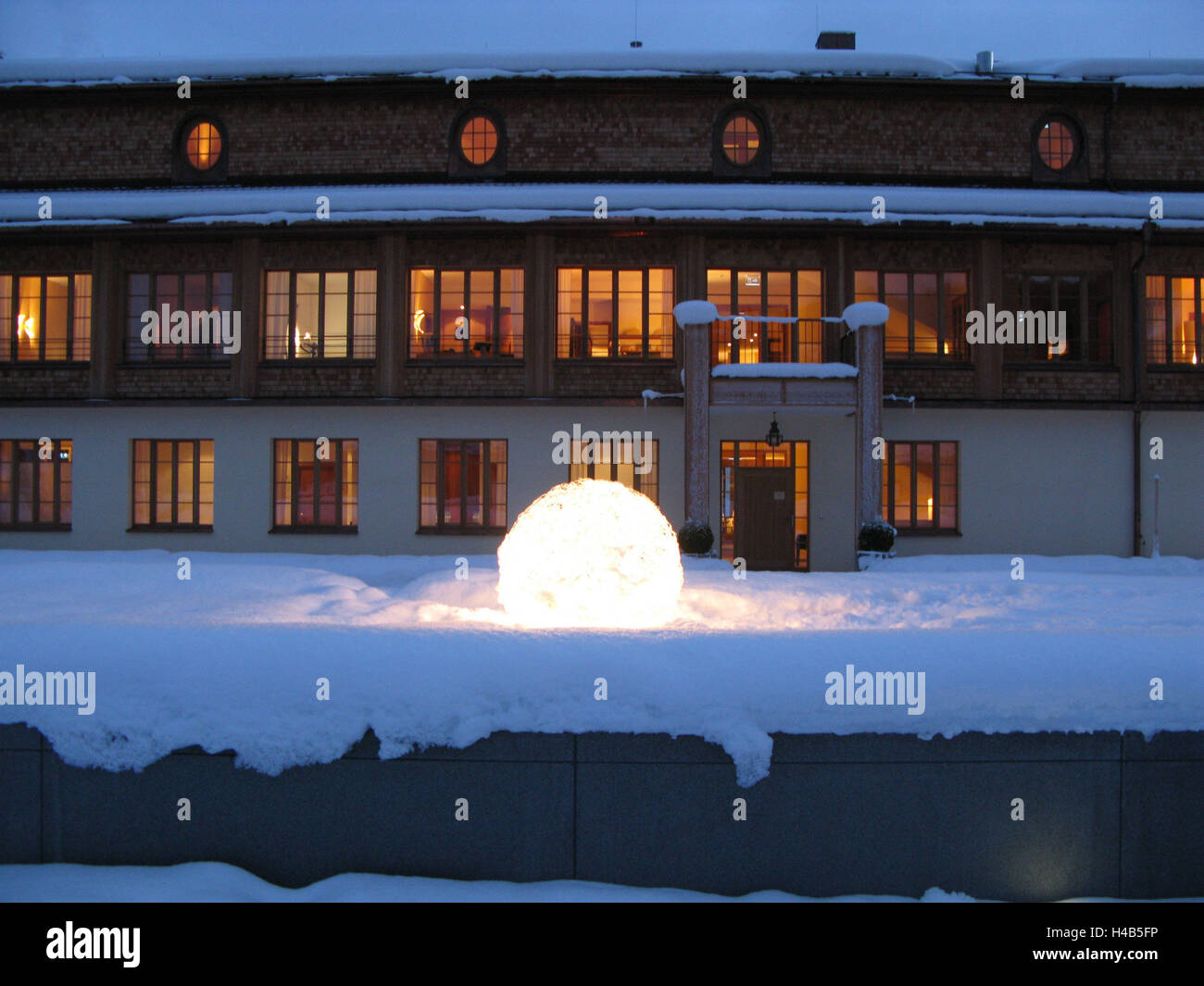 Deutschland, Oberbayern, Schloss Elmau, Spa Bereich, außerhalb, Lichtkugel, Winter, Bayern, Werdenfels, Schnee, Gebäude, Hotel, Schlosshotel, fünf-Sterne-Hotel, Struktur, Nebengebäude, Anbau, Fassade, außen, Fenster, Licht, Illuminateds, Eingabe, geben Sie Bereich, Kugel, Detail, Symbol, Tourismus, Hotellerie, Hotelaufenthalt, Urlaub, Unterkunft, Luxus, Wellness, Spa, Erholung, Ruhe, fünf-Sterne-Hotel, -Sterne-Hotel, Luxus Unterkunft, Stockfoto