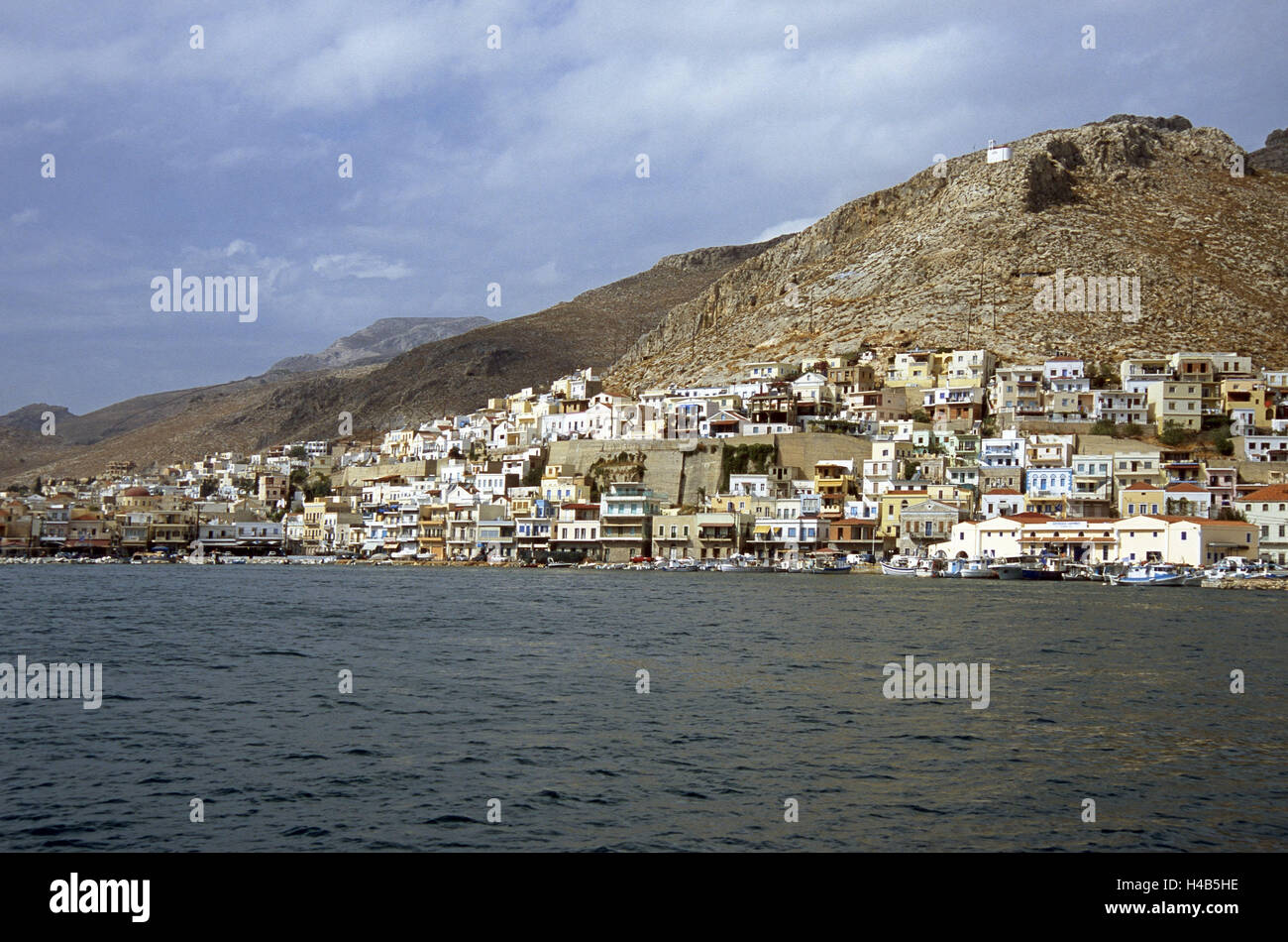 Griechenland, Dodekanes, Insel Kalymnos, Küste, Pothia, Blick auf die Stadt, Hafen, Berge, Meer, Insel-Gruppe, Insel im Mittelmeer, das Ägäische Meer, Küste, Küstenstadt, Inselhauptstadt, Hafen, Bucht, Architektur, Häuser, hell, Hafen, Promenade, Promenade, Stiefel, Küstenlandschaft, Berge, spärlich, zwei-zinkige Hacke, schöne Wolken, Stockfoto