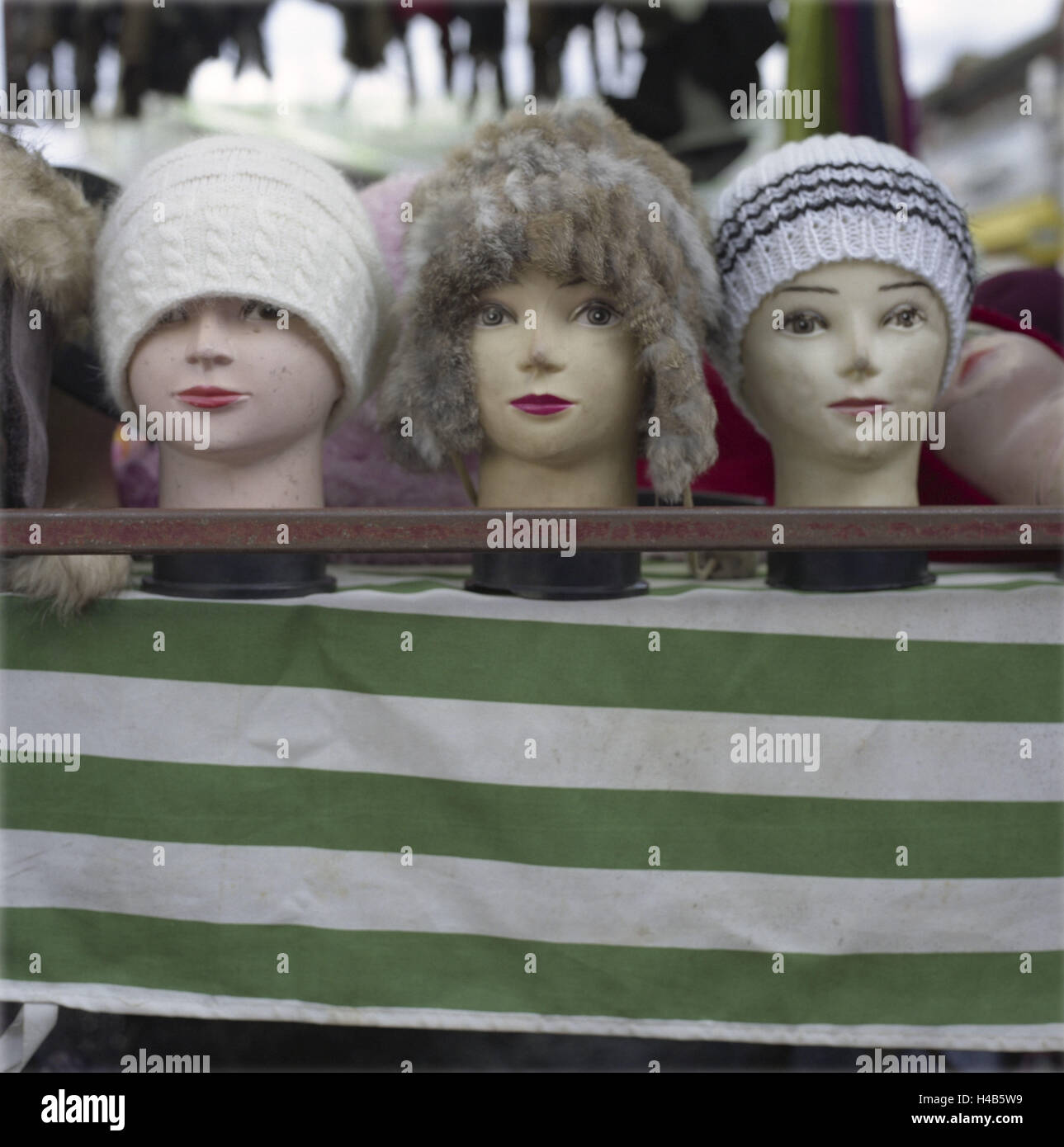 Puppenköpfe am Markt im Londoner Osten, sozialer Brennpunkt, Stockfoto