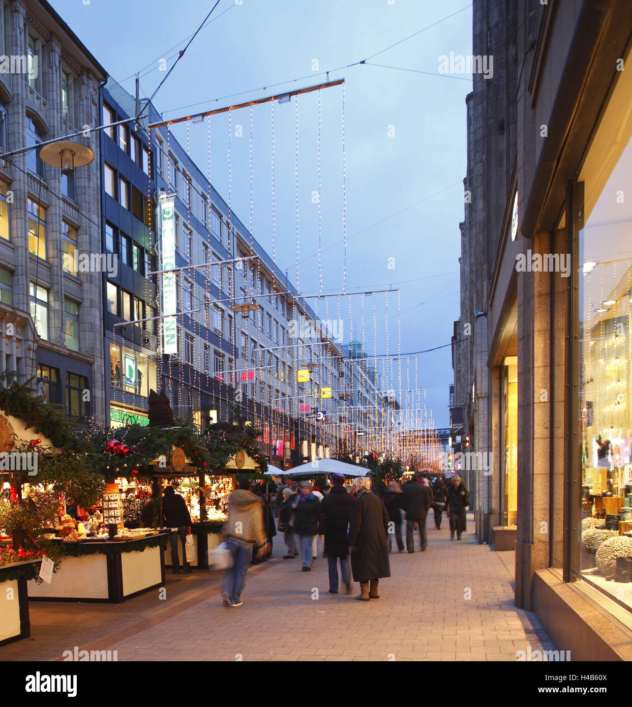 Deutschland, Hamburg, Hamburger Weihnachtsmarkt mit Spitaler Straße, Stockfoto