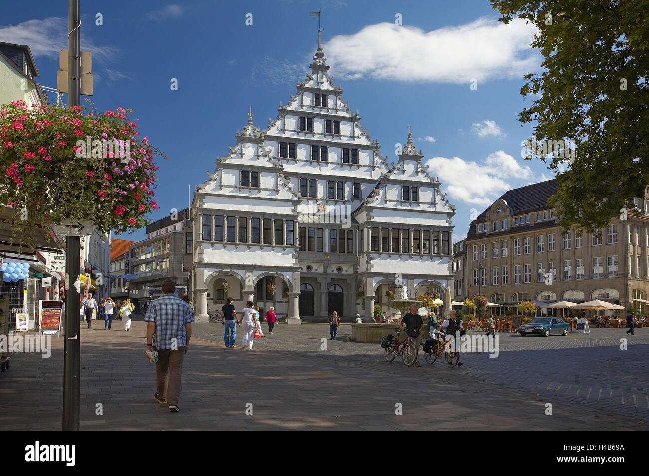 Deutschland, Nordrhein-Westfalen, Paderborn, Rathaus, Rathausplatz, Passanten, Stadt, Innenstadt, Innenstadt, Ort von Interesse, historisch, Architektur, Fassade, Fassade des Hauses, stattliche Gebäude, Baustil, Renaissance, Weserrenaissance, gut, draußen, Café, Person, Fußgänger, Stockfoto