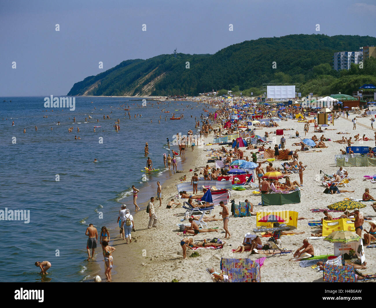 Polen, Insel Wollin, Misdroy, Strandszene, um West-Pommern, Badeort, Ostsee Bad, Tourismus, Menschen, Urlauber, Urlaub, Freizeit, Erholung, Sommer, Sonne, Strand, Sonnenschirme, Ostsee, Meer, Masse Menschen bevölkert, haben ein Bad, Badegäste, Stockfoto Polen, Insel Wollin, Misdroy, Strandszene, um West-Pommern, Badeort, Ostsee Bad, Tourismus, Menschen, Urlauber, Urlaub, Freizeit, Erholung, Sommer, Sonne, Strand, Sonnenschirme, Ostsee, Meer, Masse Menschen bevölkert, haben ein Bad, Badegäste, Stockfoto
