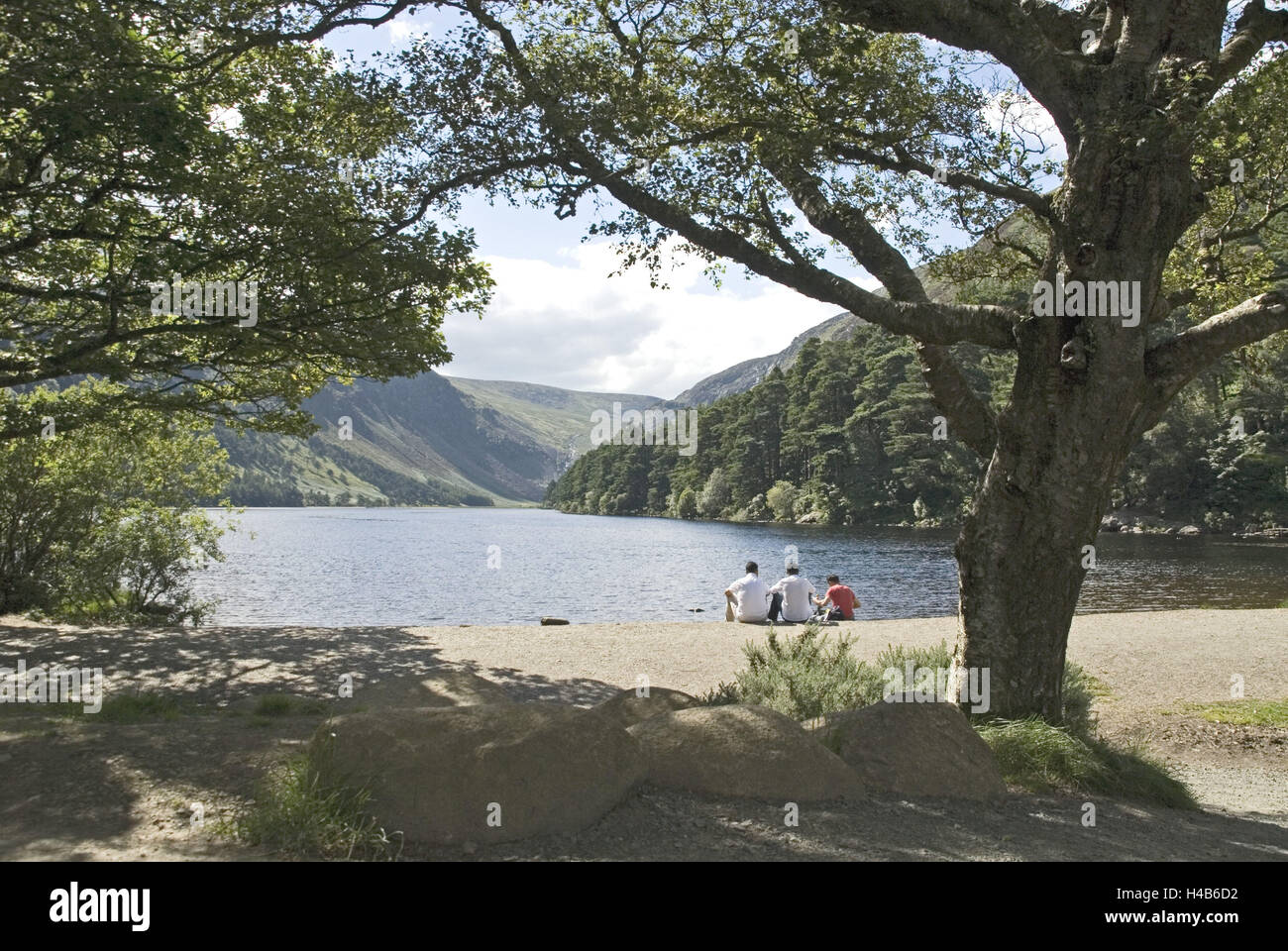 Irland, Leinster, Wicklow, Glendalough, Landschaft Park, See, "Upper Lake", Menschen, Ufer, Sit, Stockfoto
