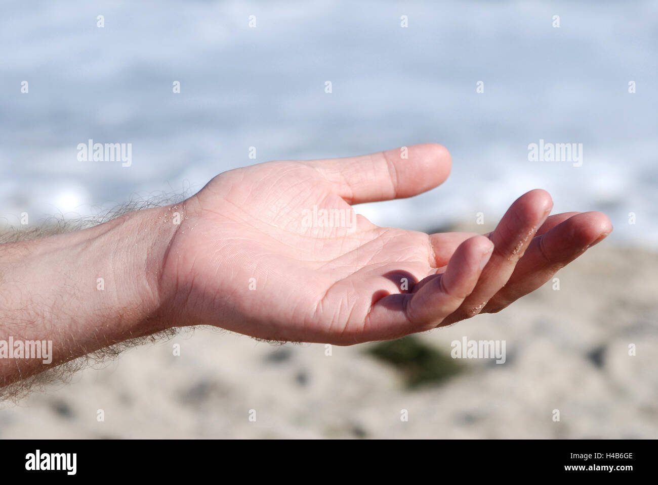 Andererseits eröffneten, Männlich, Stretch, durchhalten, Hand des Mannes, verhaften, palm, Linien, Linien der Hand, faltet, offen, die Finger, Handgelenk, Anfragen, ersuchen, betteln, geben, nehmen, erhalten, akzeptieren, Beitrag, Armut, Almosen, außerhalb, Teile des Körpers, Detail, Stockfoto