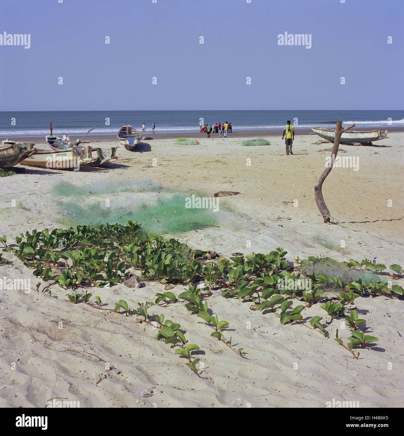 Senegal, Bass Casamance, Cap Skirring, Strand, Fischer, Stiefel, Meer, Afrika, West Africa, niedrigere Casamance, Küste, Küste, Sandstrand, Sand, Ufer, Pirogen, Angeln, Boote, Netze, Fischernetze, Menschen, Männer, Senegalesen, dunkelhäutige, Angeln, Horizont, Breite, Abstand, Stockfoto