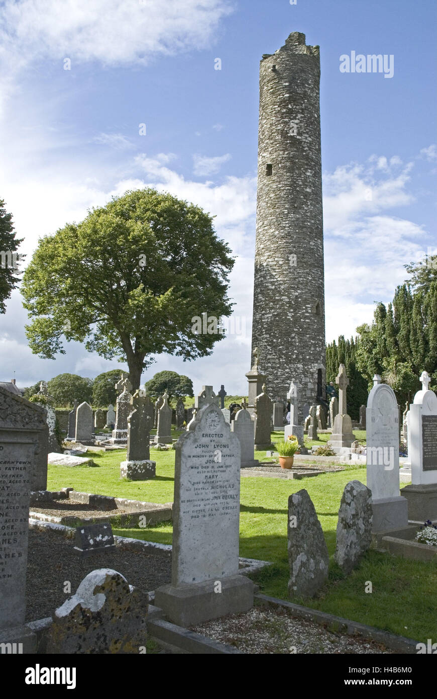 Leinster, Irland Louth, Monasterboice, Kreuzgang Anlage, 5. Jhdt., Friedhof, runder Turm, Stockfoto