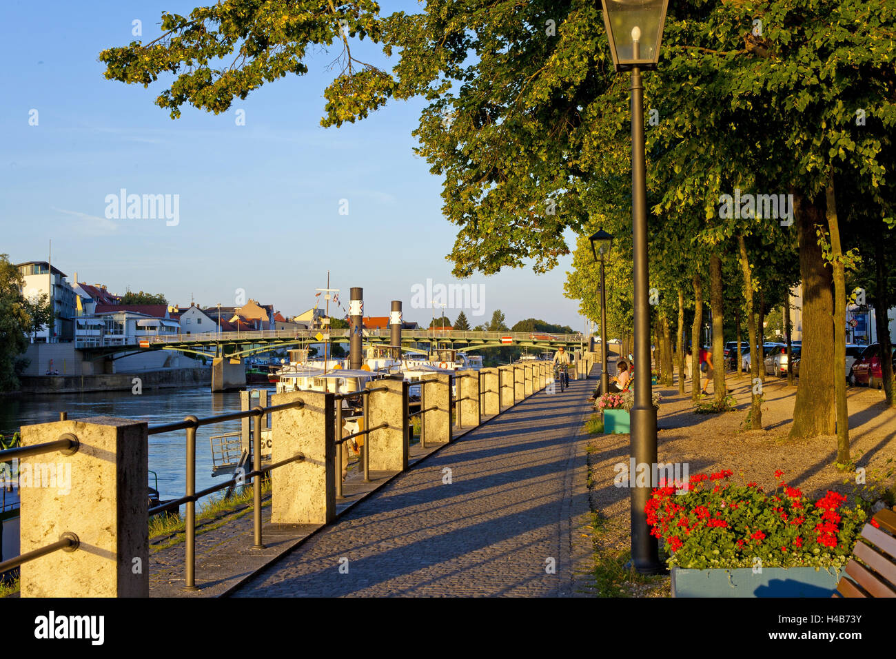Deutschland, Bayern, Regensburg, Donauufer, Promenade, Museumsschiff, Stockfoto
