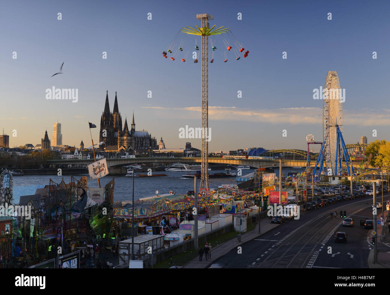 Deutschland, Nordrhein-Westfalen, Köln, Messe am Deutzer Ufer, Blick von der Severinsbrücke auf den Kölner Dom, Stockfoto