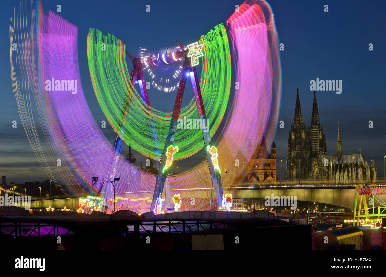 Deutschland, Nordrhein-Westfalen, Köln, Kirmes am Deutz-Ufer in der Nacht, Blick auf den Kölner Dom, Stockfoto