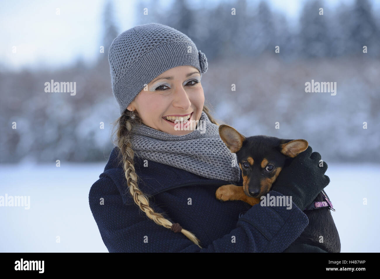 Junge Frau, Hund Welpe, tragen, Rückfahrkamera, Stockfoto