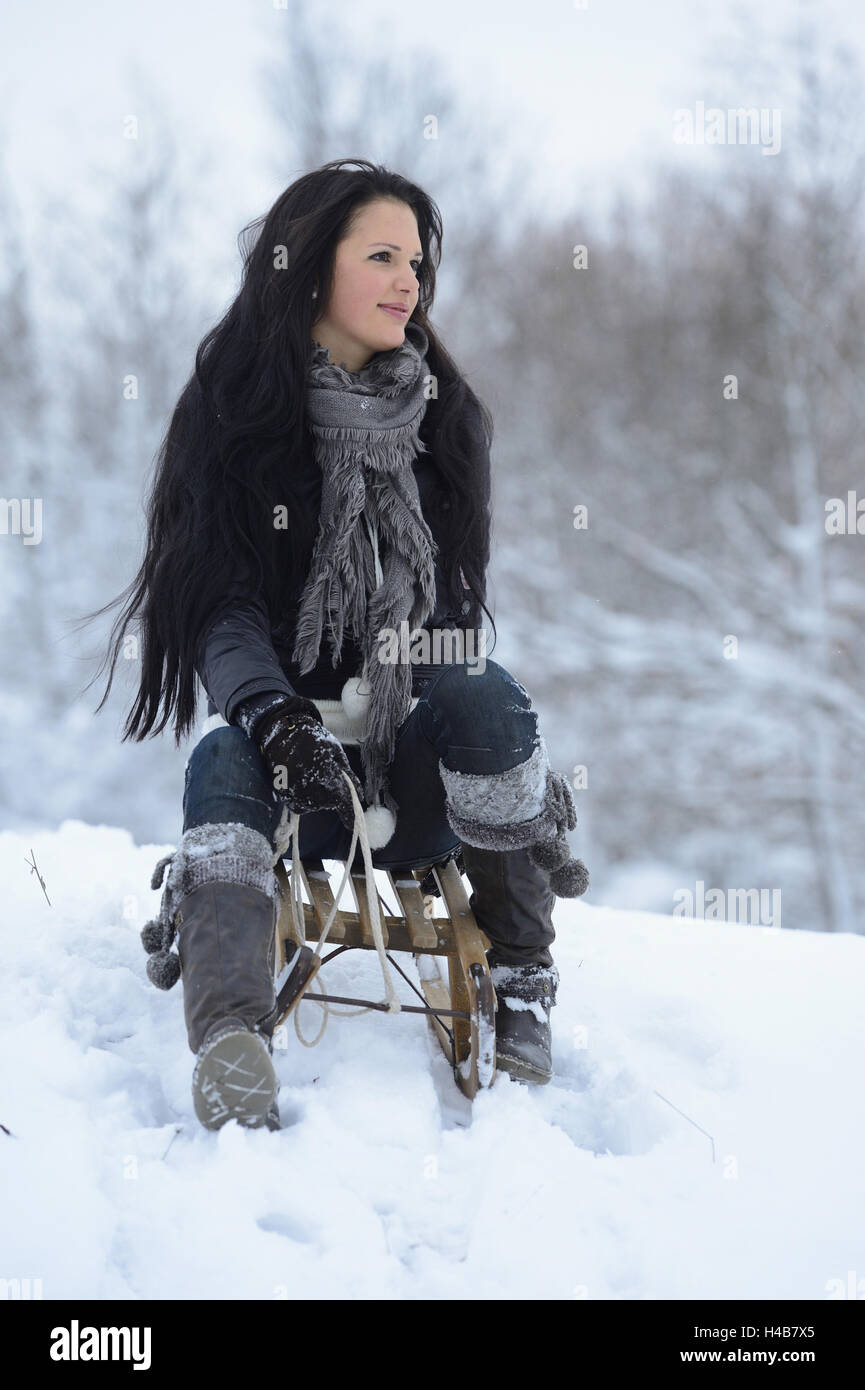Junge Frau winter Landschaft, Rutsche, Sit, frontal, Stockfoto