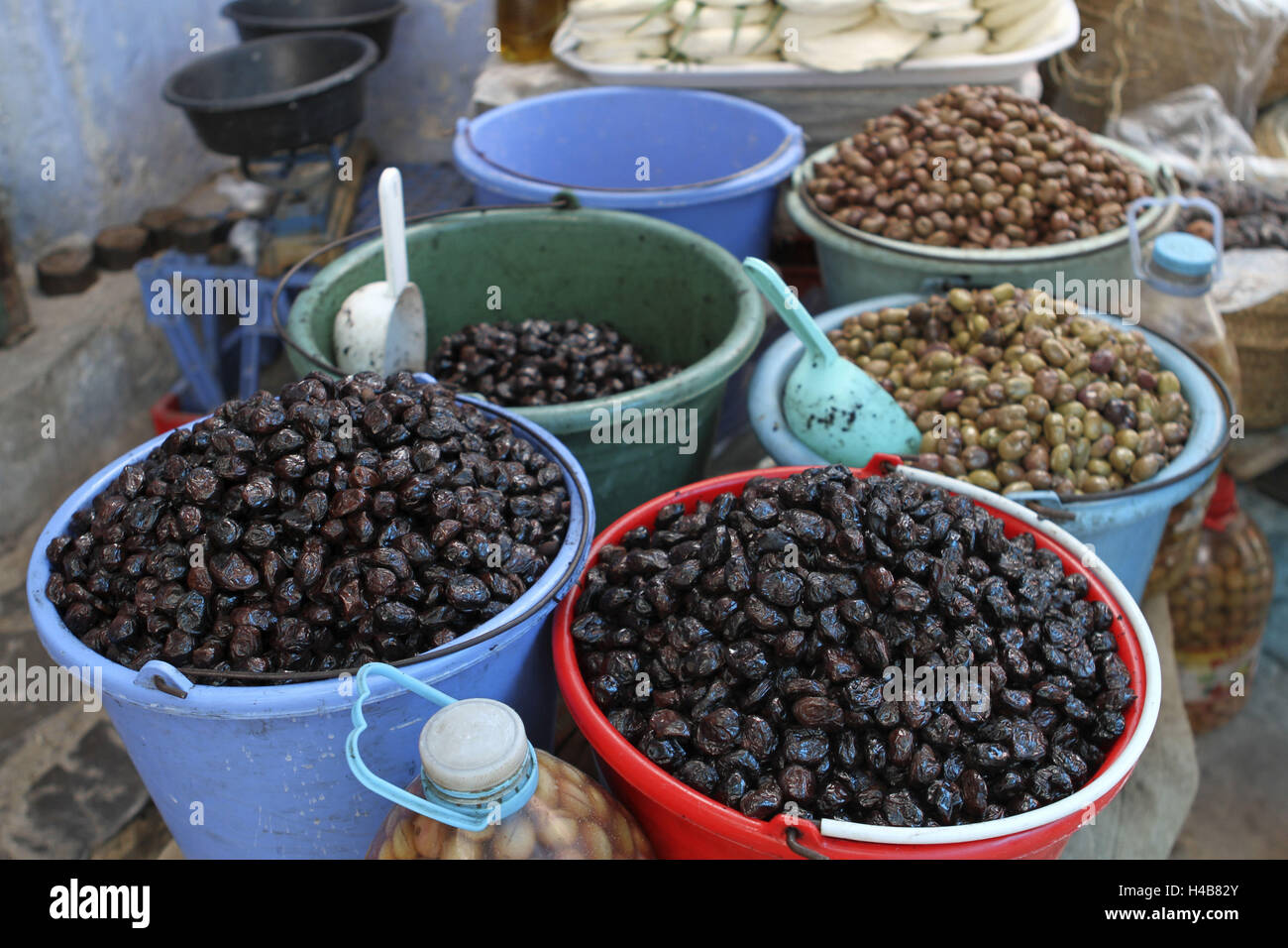 Afrika, Marokko, Chefchaouen, Medina, Oliven in Eimern, Stockfoto