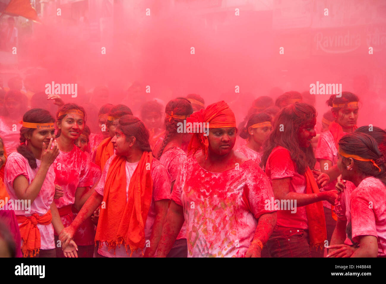 Junge indische Girls feiern Ganesh Festival mit Gulal, Pune, Maharashtra, Indien Stockfoto