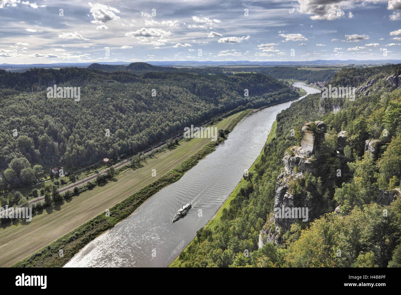 Elbe River, Rock, Paddle Wheeler, Rathen, Sachsen, Deutschland Blick von der Bastei auf das Elbtal, Stadt Wehlen im Hintergrund, Stockfoto