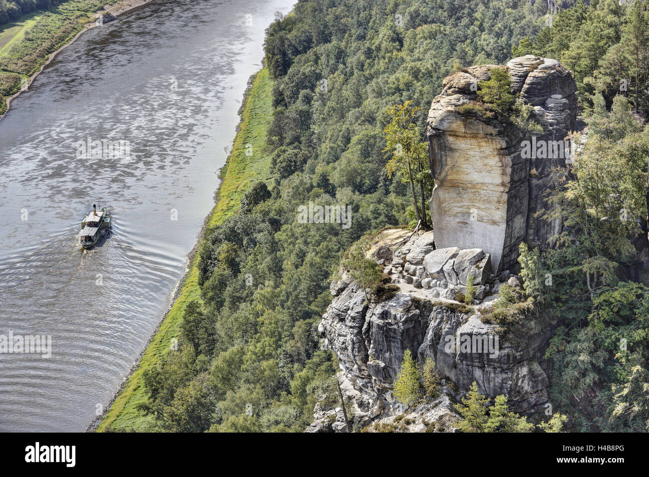 Deutschland, Sachsen, Rathen, Elbe-Fluss, Schiff, Rock, Stockfoto