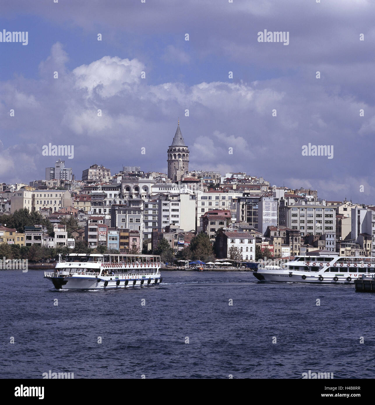 Türkei, Istanbul, den Bosporus, Schiffe, Blick auf die Stadt mit Galata-Turm, Stockfoto