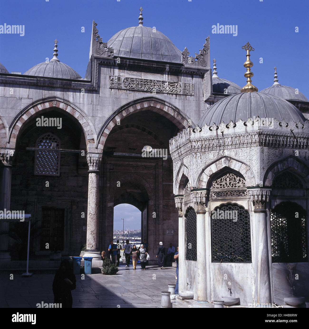 Türkei, Istanbul, Yeni Camii, Vorgarten, Brunnen, Gläubigen, Stockfoto