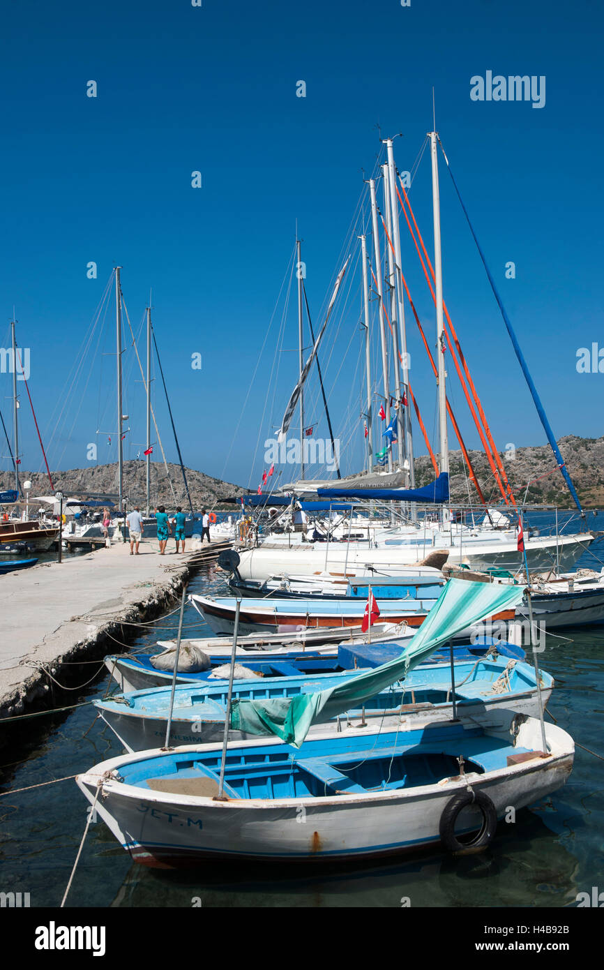 Türkei, Provinz Mugla, Bozburun Halbinsel, Sögüt, Brücke mit Yachten und Fischerboote mit dem Askin Hotel Stockfoto