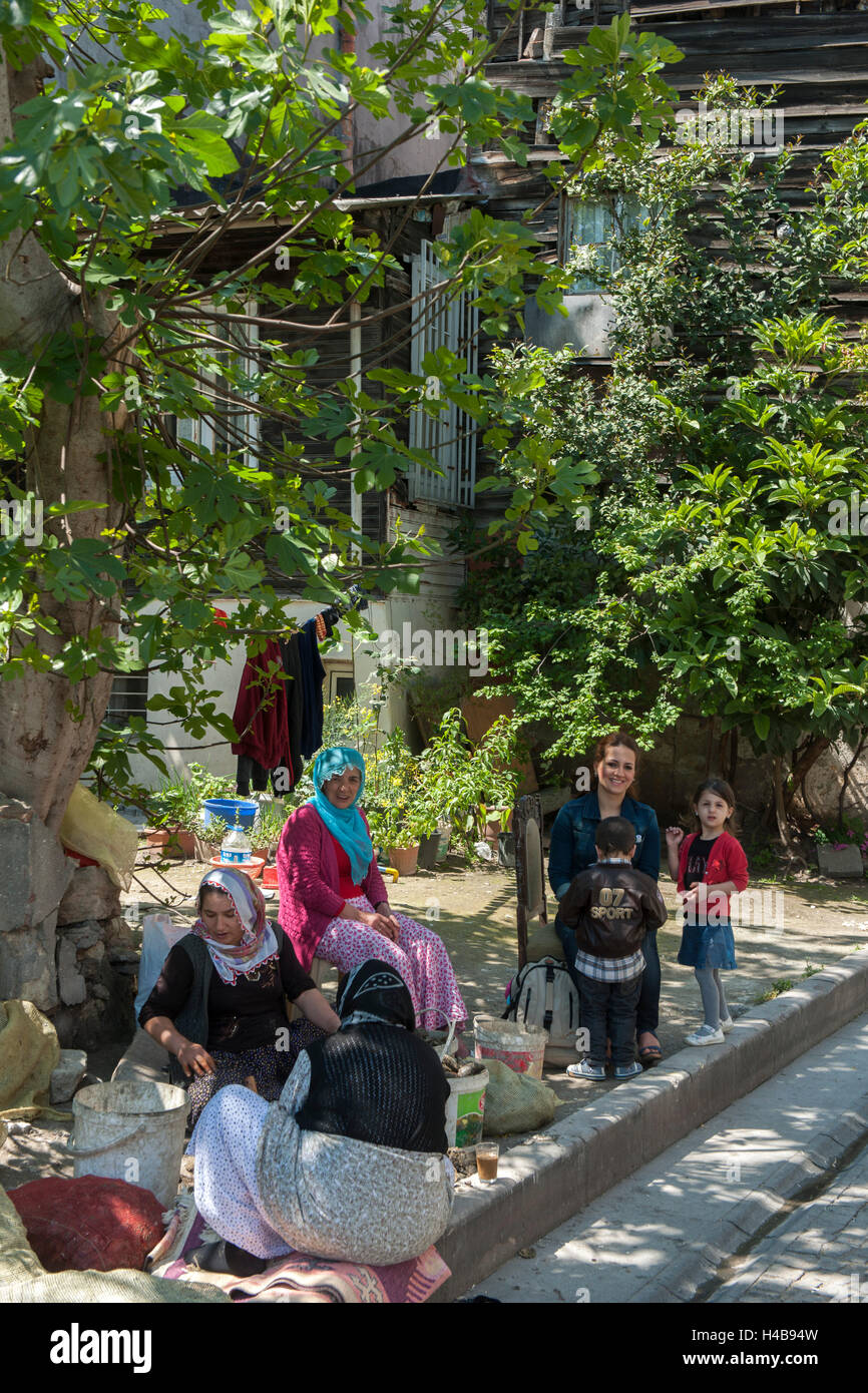 Istanbul, Samatya, Frauen mit der Muschel reinigen Stockfoto