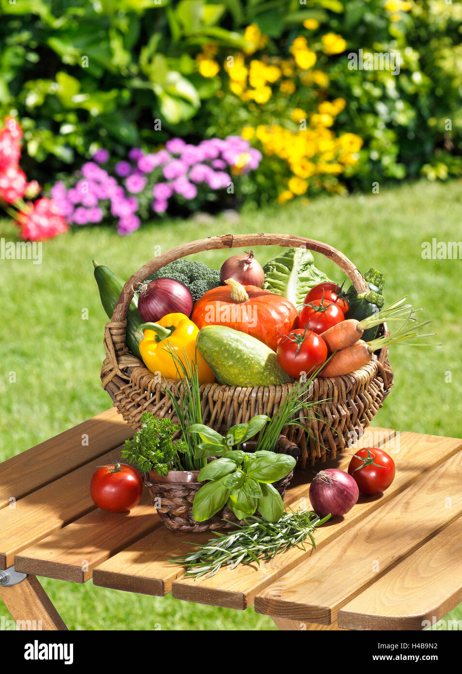 Gemüse, Kräuter, Korb, Tisch, Garten Stockfoto