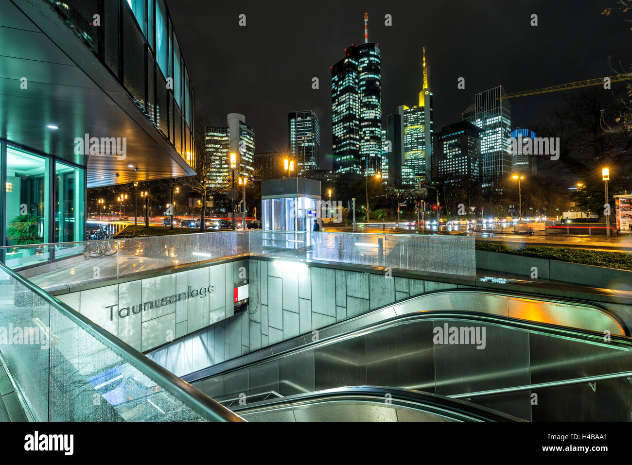Frankfurt, Hessen, Deutschland, Blick auf das Bankenviertel mit der u-Bahnstation Taunusanlage im Vordergrund Stockfoto