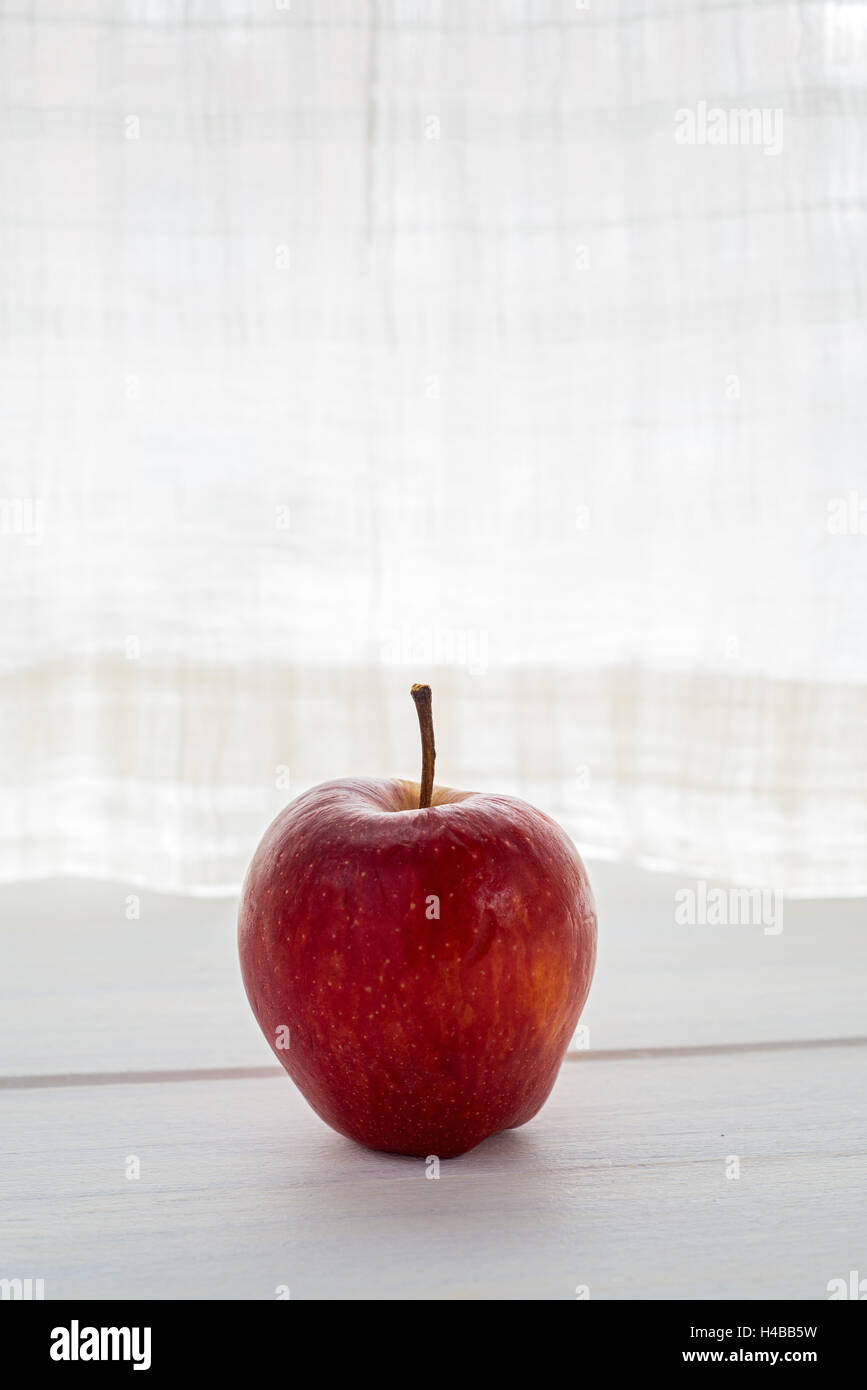 roter Apfel auf einem weißen Fensterbrett. Textfreiraum Stockfoto