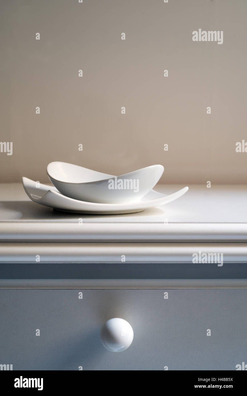 zwei Schalen aus weißem Porzellan auf einem weißen Tisch. Textfreiraum Stockfoto