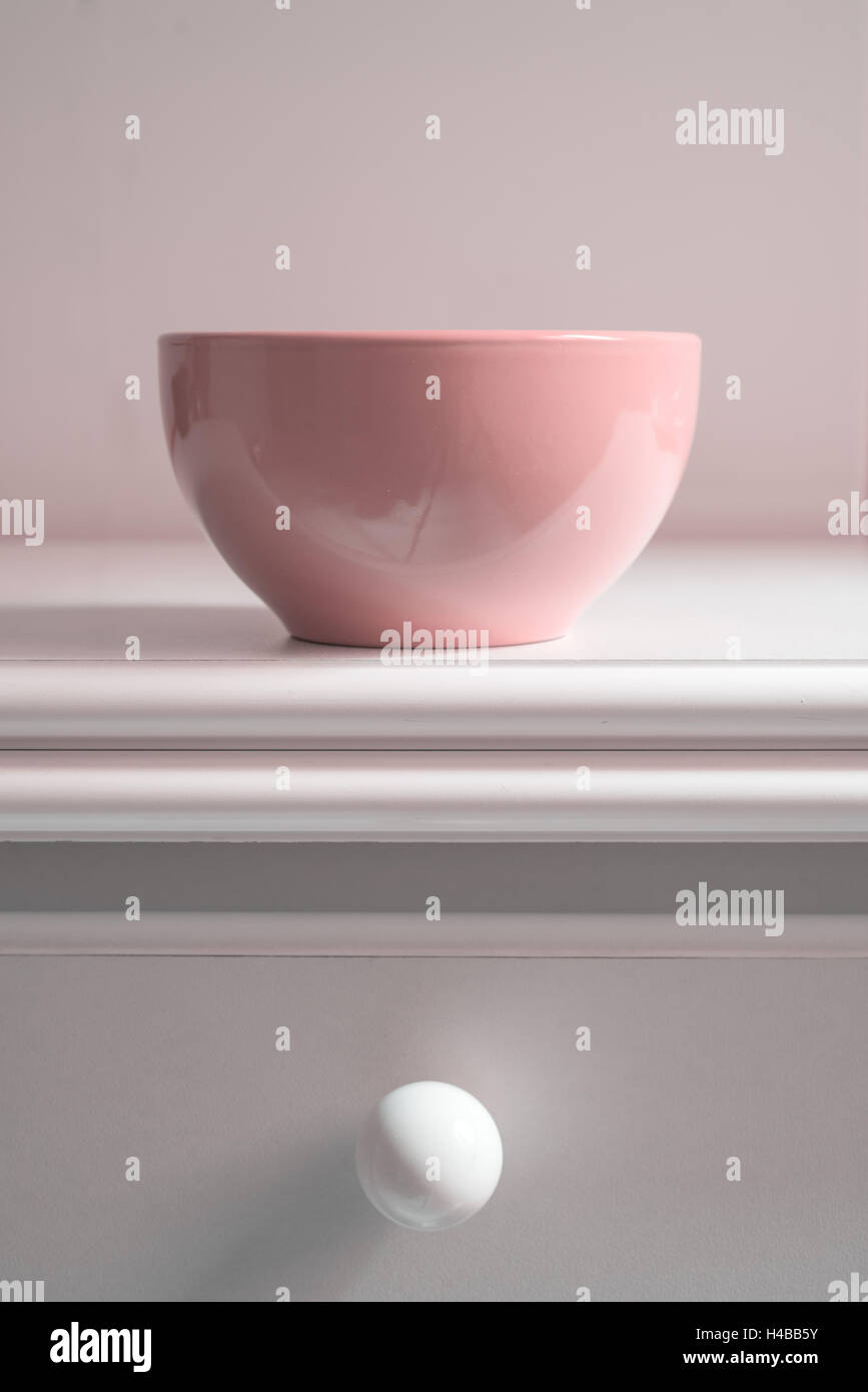 rosa Schale am weißen Tisch. Textfreiraum Stockfoto