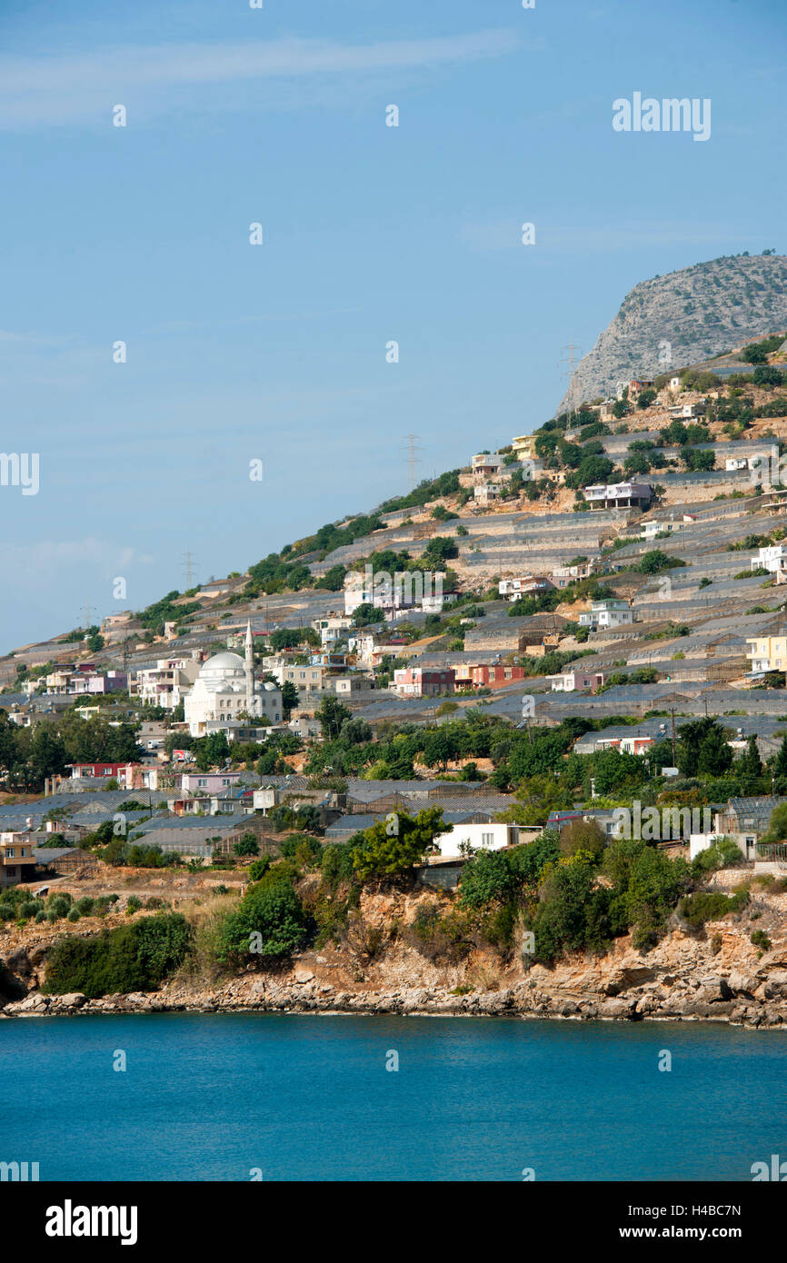 Türkei, Provinz Mersin (Icel), Gewächshäuser in Soguksu / Yenikas an der Küste mit Aydincik Stockfoto
