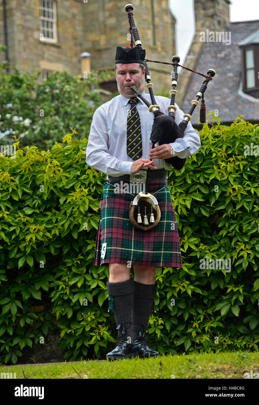 Solo-Dudelsackpfeifer Dudelsack im Kilt, Dudelsackspieler Musikwettbewerb, Ceres Highland Games, Ceres, Schottland, Vereinigtes Königreich Stockfoto