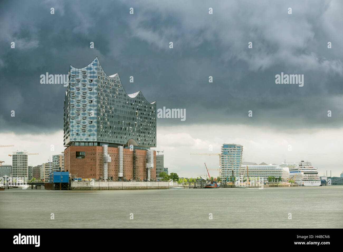 Elbphilharmonie mit dunklen Wolken, Hamburg, Deutschland Stockfoto