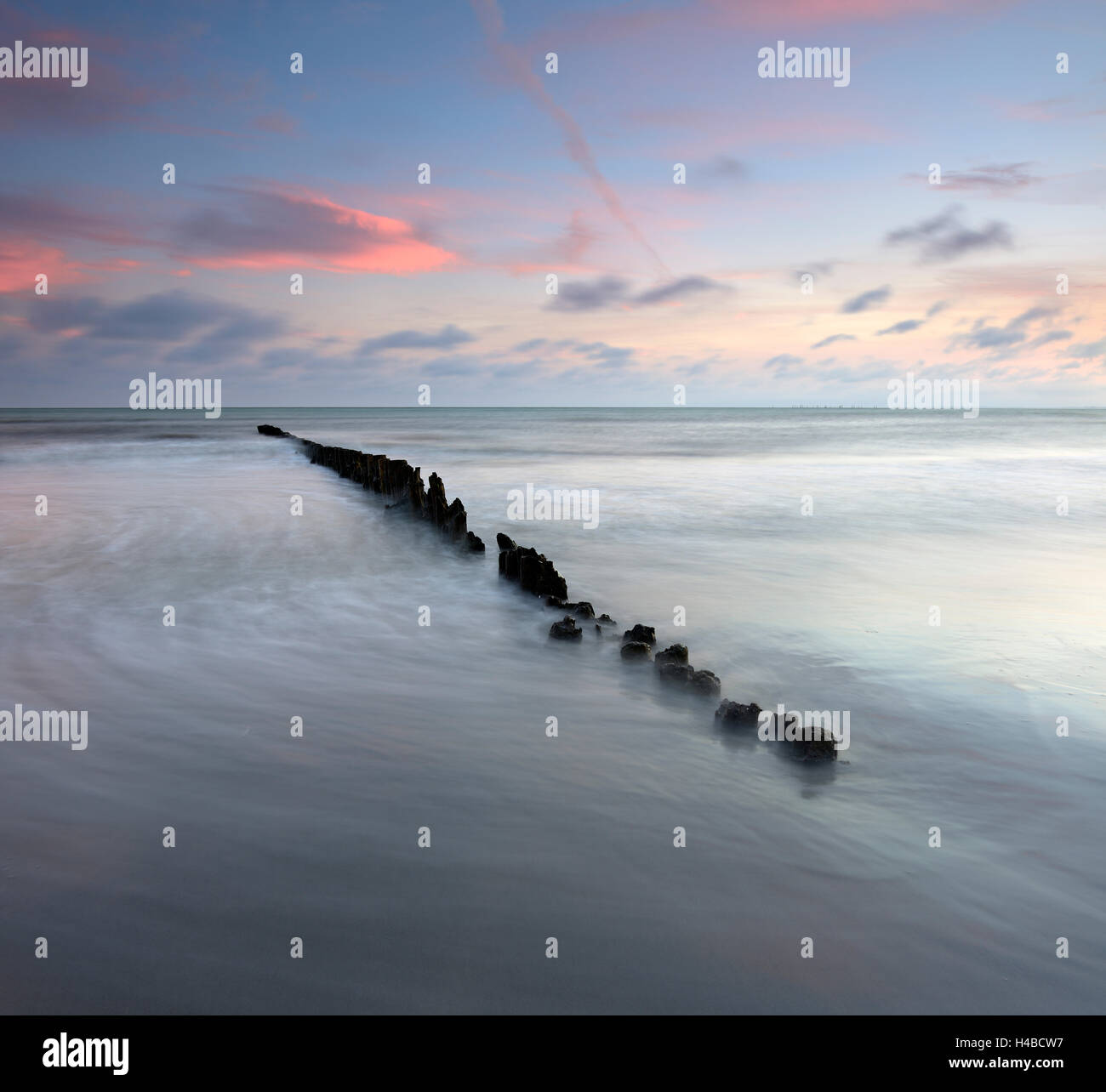 Dänemark, Insel M ° n, Klintholm Havn, Sonnenuntergang, Strand, Buhne Stockfoto