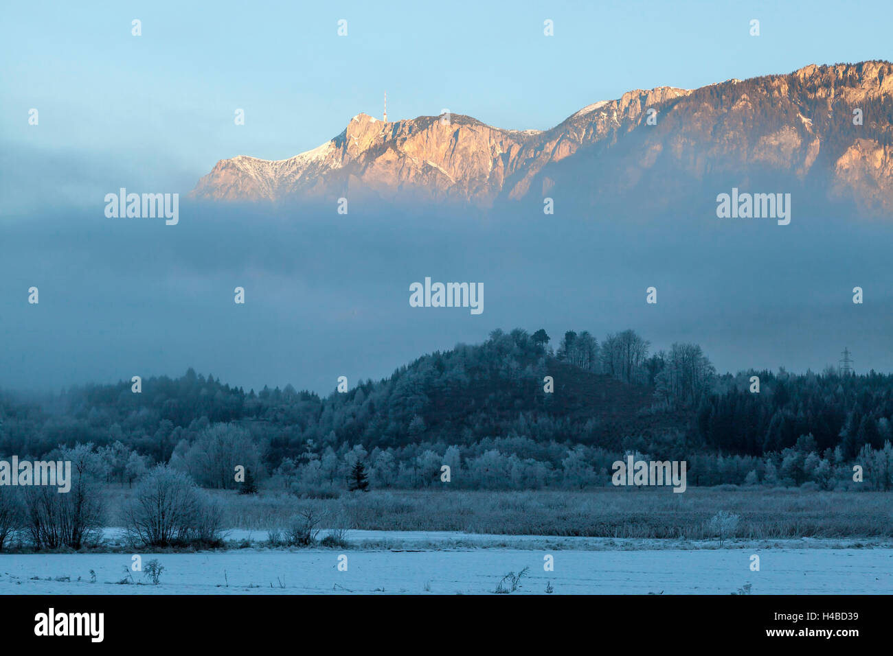 Berg in Kärnten im Winternebel Stockfoto