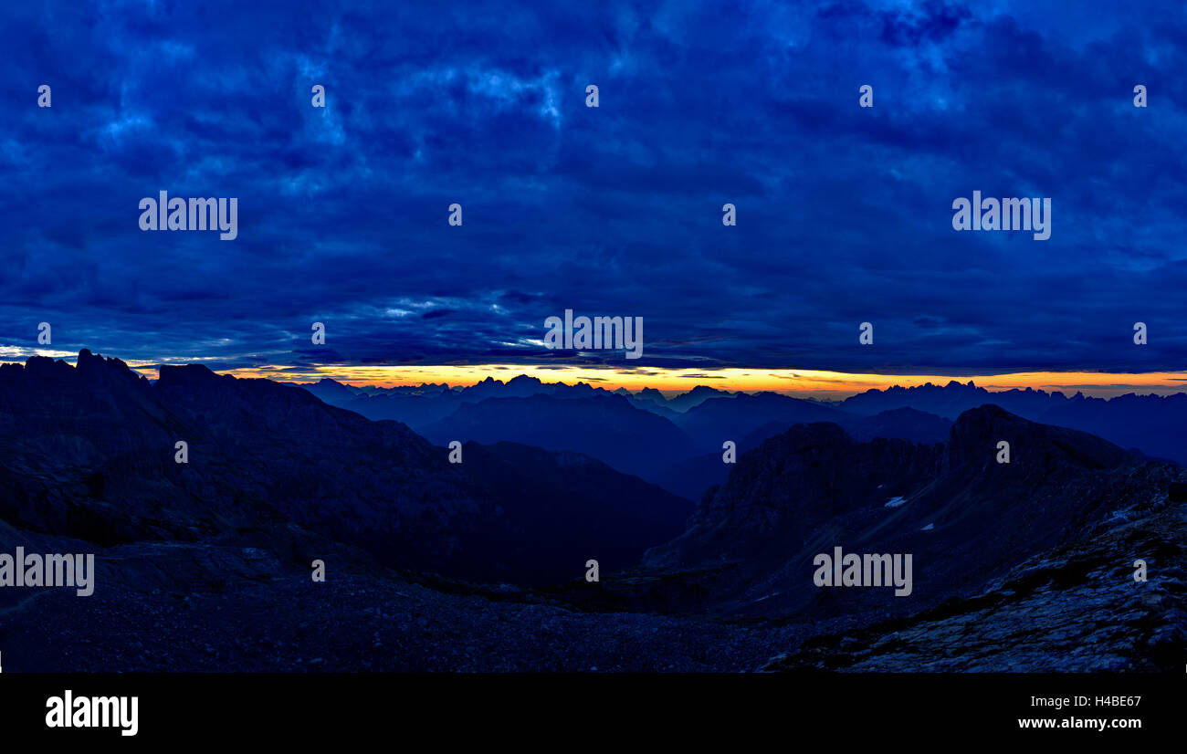 Dolomiten-Panorama zur blauen Stunde Stockfoto