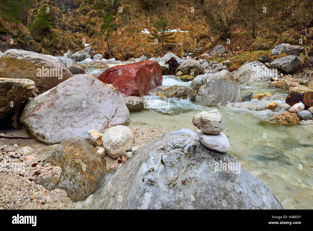 roten Stein in den Bachlauf in die Almbachklamm Stockfoto