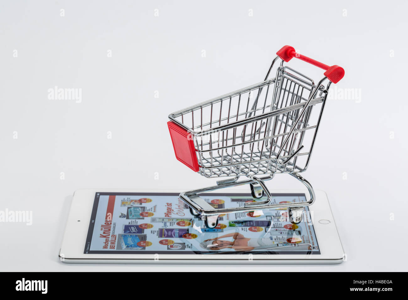 Shopping Cart Apple Ipad Air 2 Muller Drogerie Online Broschure Symbolischen Bild Online Shopping Verbrauch Stockfotografie Alamy