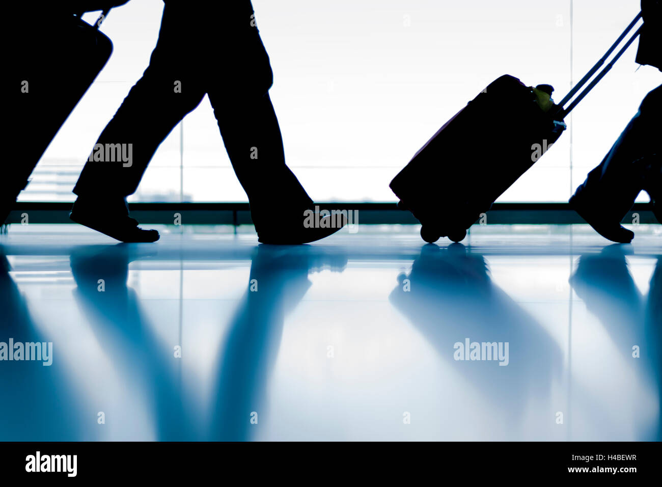 Silhouette Gruppe von Reisenden mit Gepäck am Flughafen Stockfoto