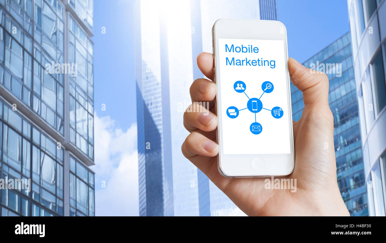Mobile Marketing Konzept auf smart phone mit Business Gebäude im Hintergrund Stockfoto