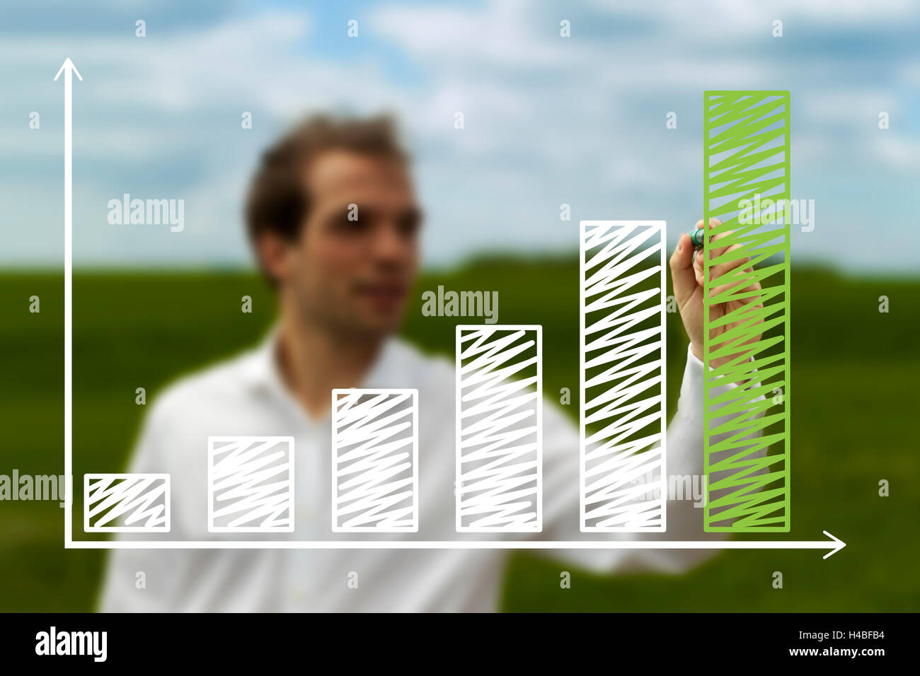 Dynamischen Geschäftsmann präsentiert eine erfolgreiche nachhaltige Entwicklung in einem Diagramm mit grünen Rasen Hintergrund Stockfoto