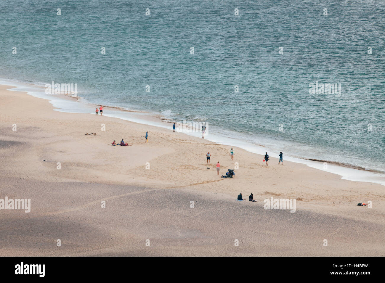 Sehen Sie sich auf Menschen am Strand Stockfoto