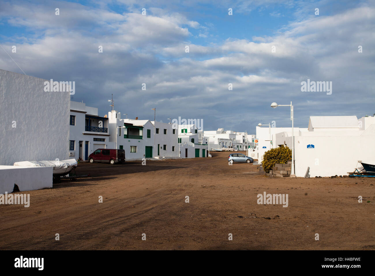 Sehen Sie sich auf eine Straße entfernt von Sand in Caleta de Famara Stockfoto