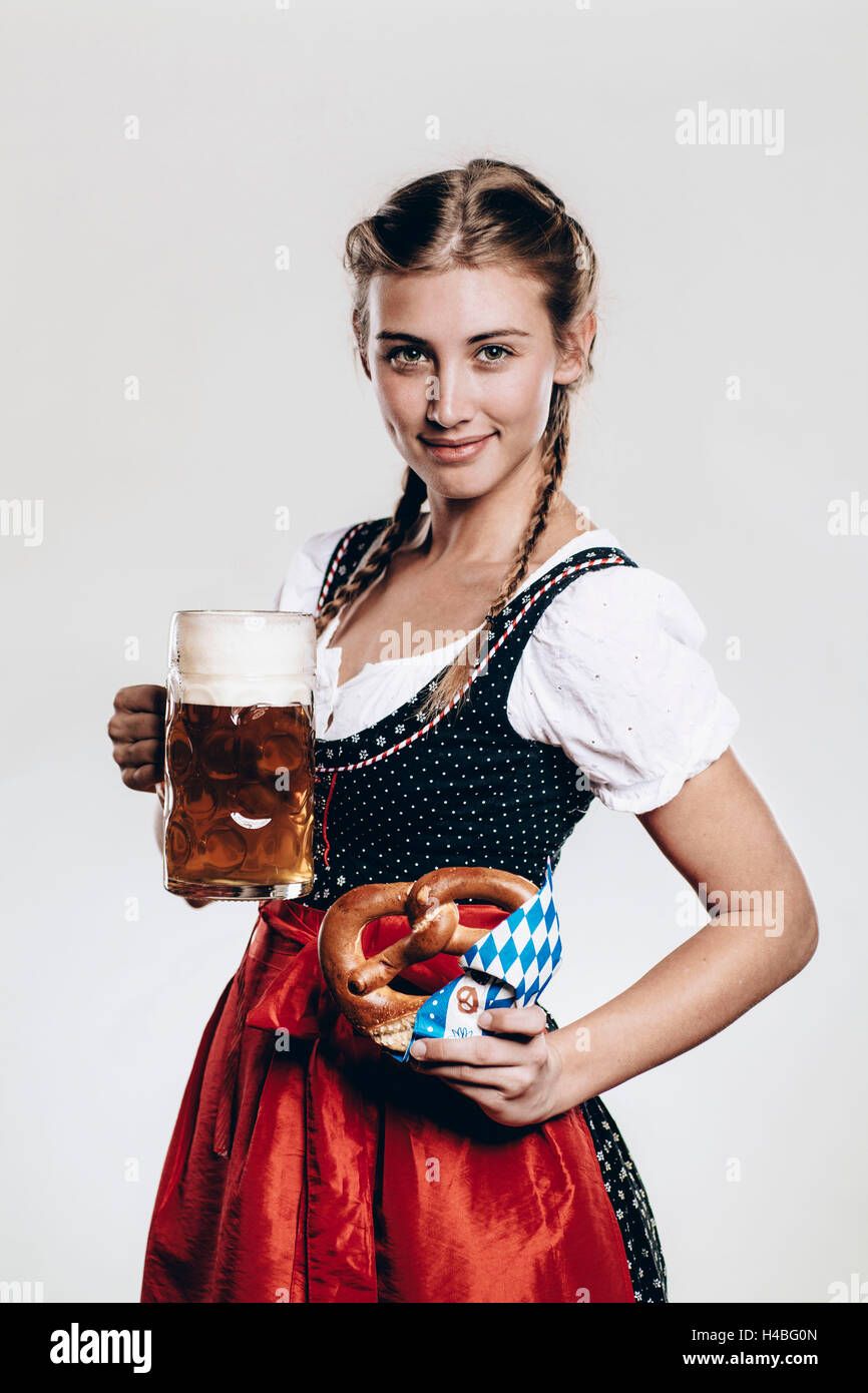Frau im Dirndl mit Brezel und Bier Stockfoto