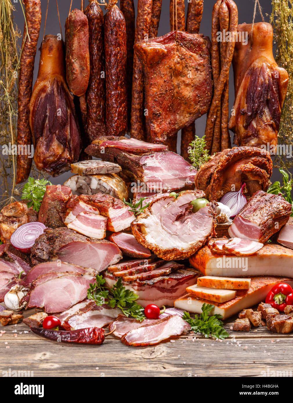 Stillleben mit verschiedenen Fleisch-Wurstwaren Stockfoto