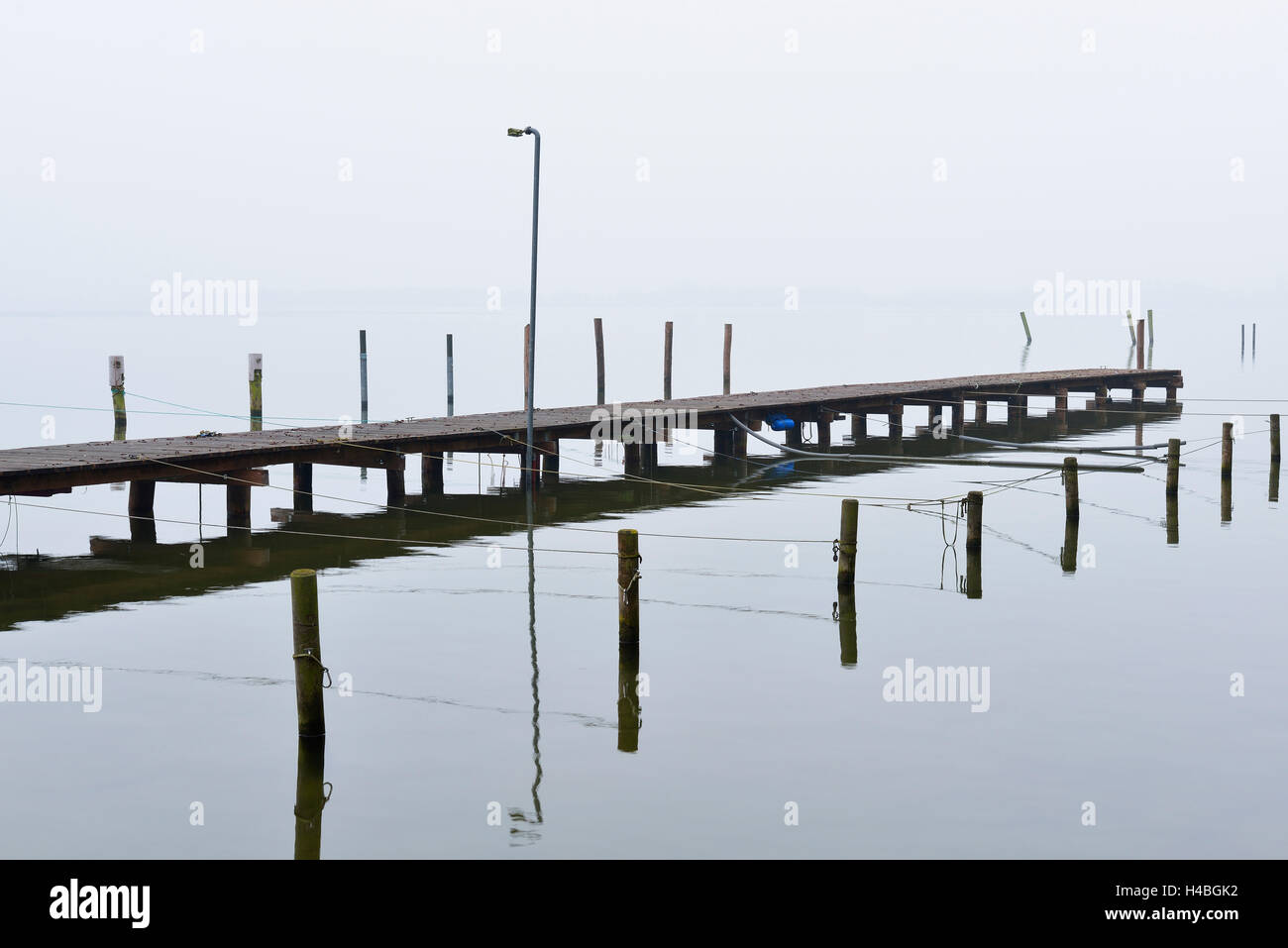 Hölzerne Versand Pier, Schweriner Aussensee, Schwerin, Pommern, Westdeutschland Stockfoto