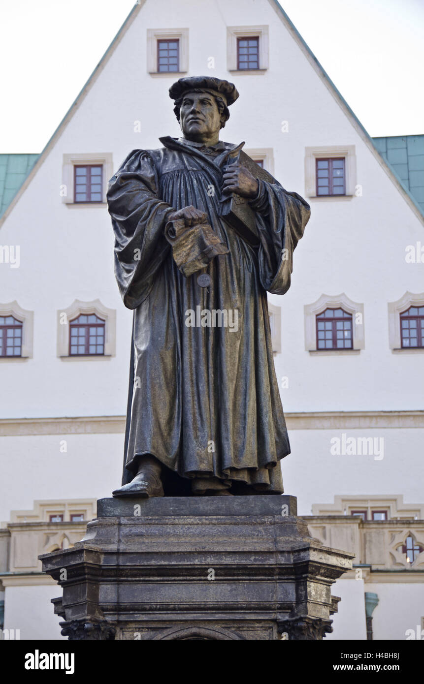 Deutschland, Sachsen-Anhalt, Lutherstadt Eisleben, Luther-Denkmal vor dem Rathaus, Stockfoto