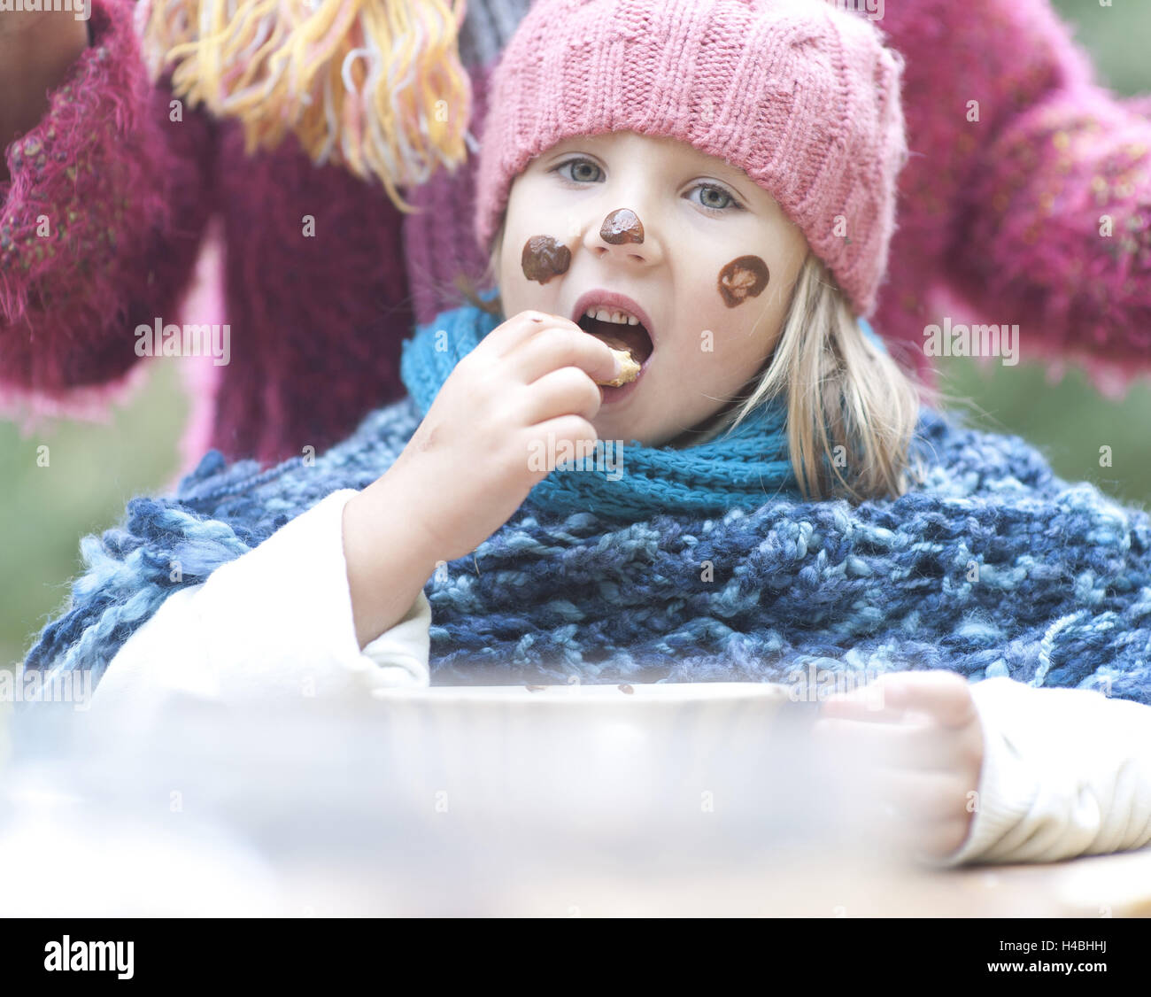 Mädchen, Cookie, Essen, Naschen, Schokolade im Gesicht, Porträt, Stockfoto