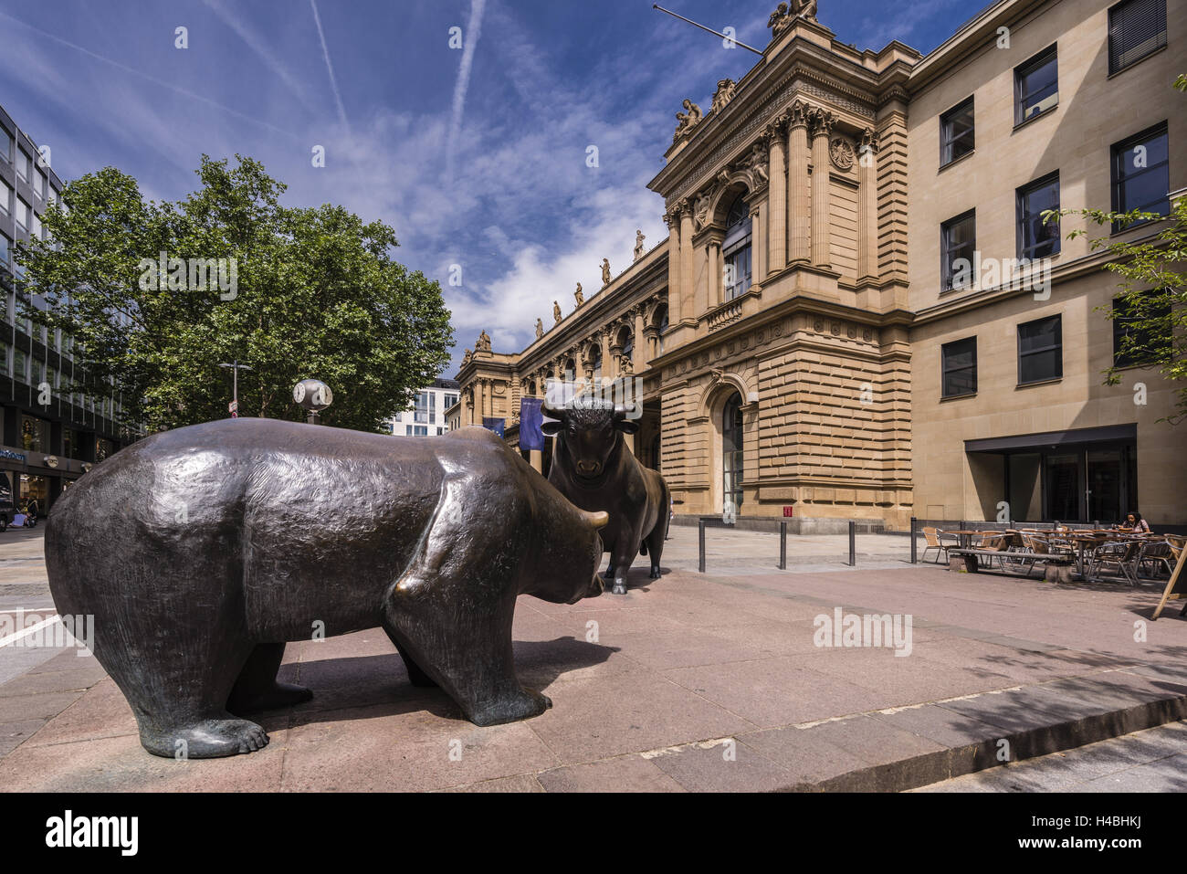 Deutschland, Hessen, Frankfurt am Main, Börsenplatz, Bulle und Bär Skulpturen mit Frankfurter Wertpapierbörse, Stockfoto